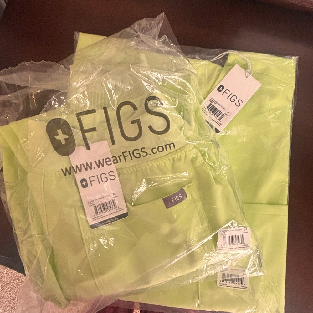 NWT set of sea mist green Figs. Top- M, Bottom SP